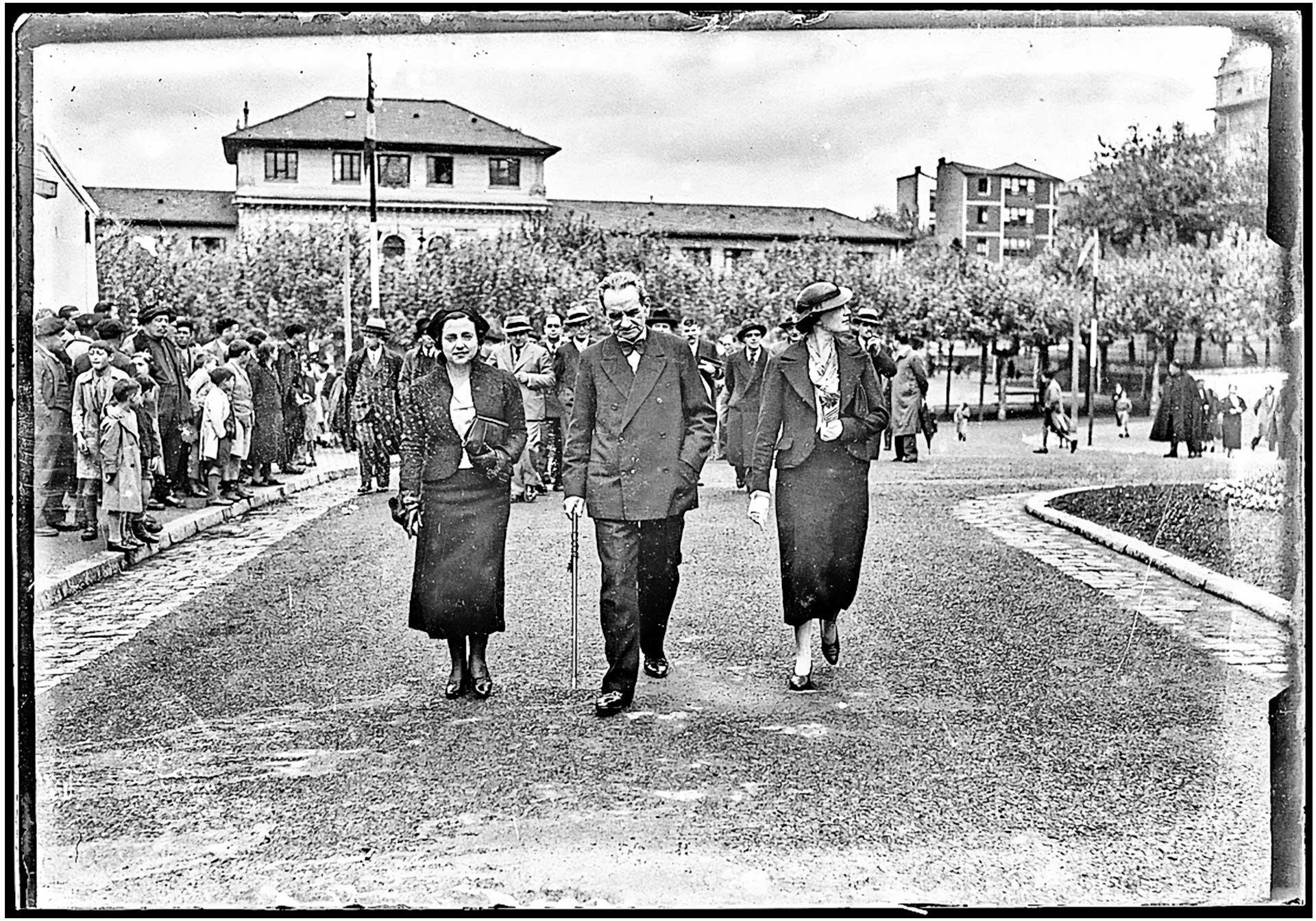 Ercoreca, alcalde de Bilbao, ante el antiguo Ayunamiento de Deusto en los años 30.