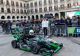 El Bizkor EV03 se exhibió en la plaza de España.