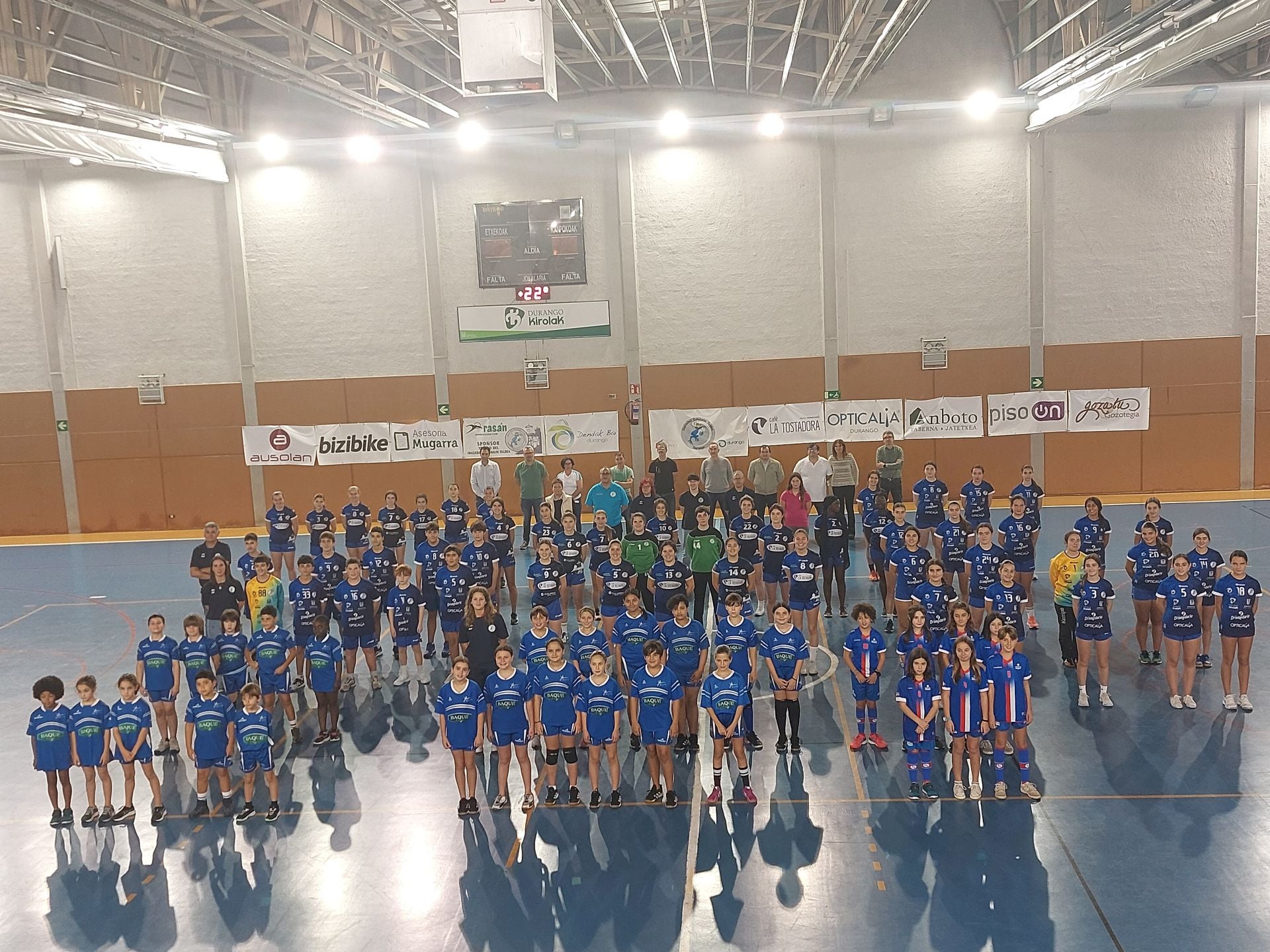 Imagen principal - Ibaizabal, más de 20 años transmitiendo la pasión por el balonmano