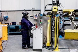 Un trabajador en su puesto.