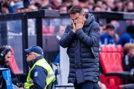 Luis García, cabizbajo durante el duelo ante el Rayo.