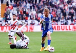 Carlos Vicente conduce la pelota en el encuentro ante el Rayo Vallecano.