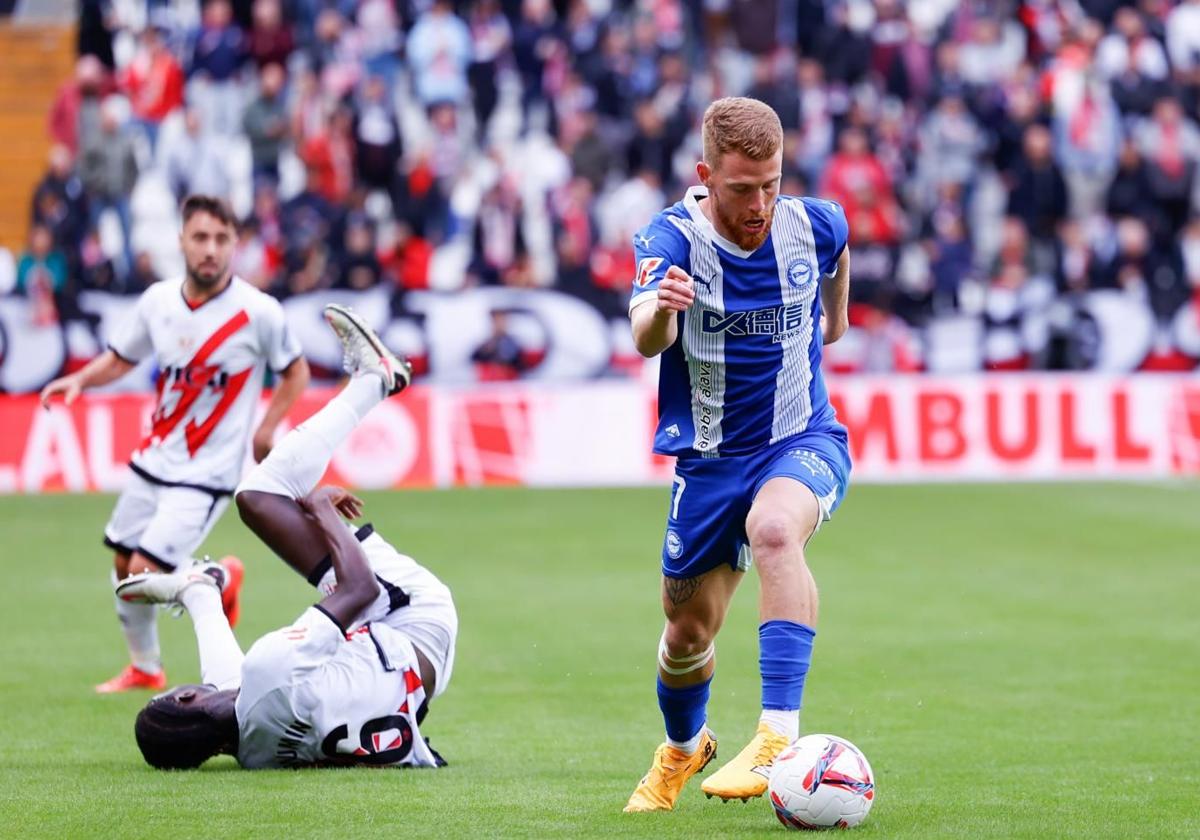 Carlos Vicente conduce la pelota en el encuentro ante el Rayo Vallecano.