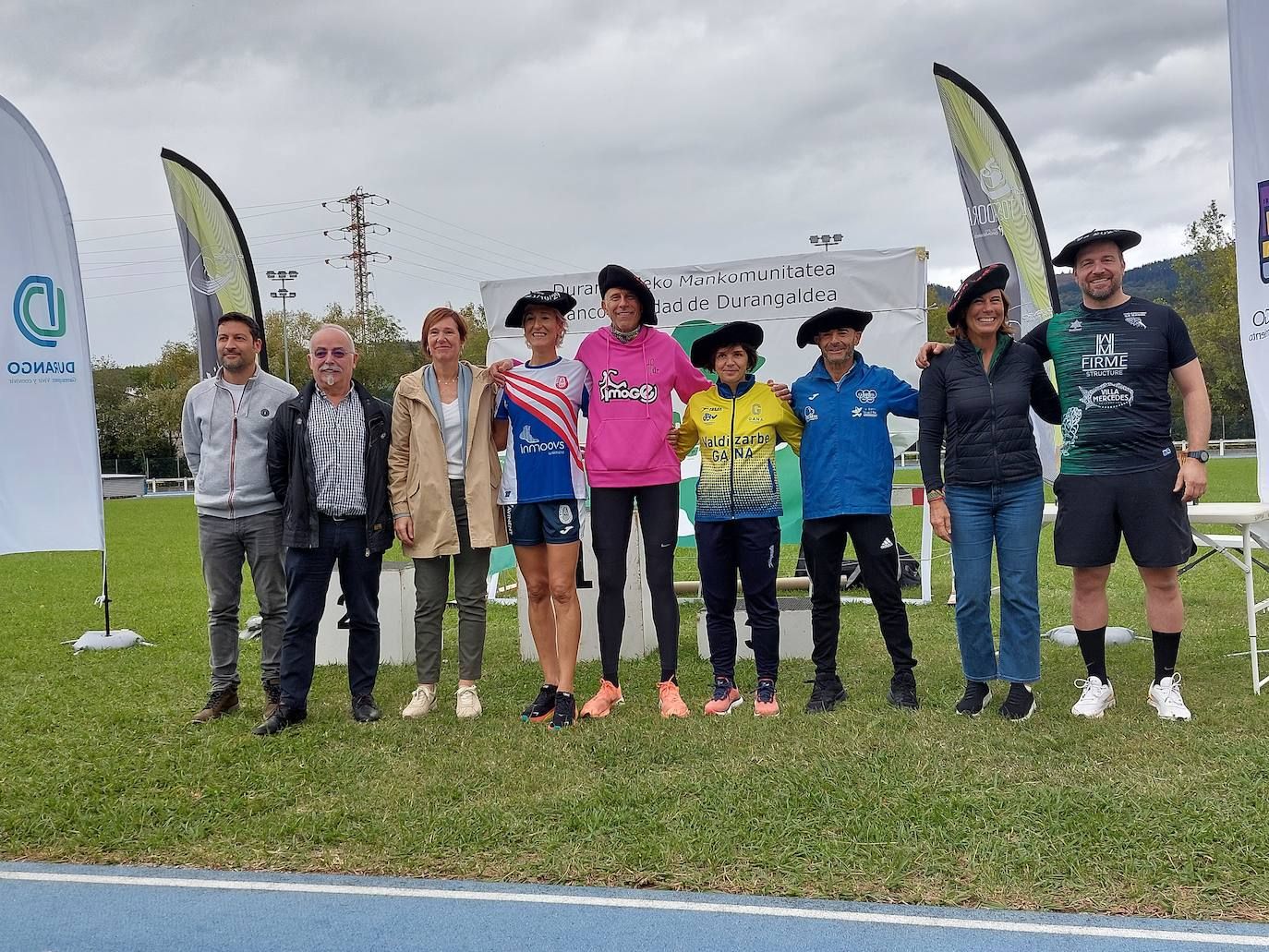 Los atletas ganadores posan con las tradicionales txapelas en las pistas de atletismo de Landako (Durango) en la edición anterior.