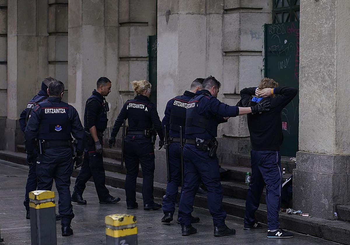Imagen de un cacheo en Abando ajeno a esta información.
