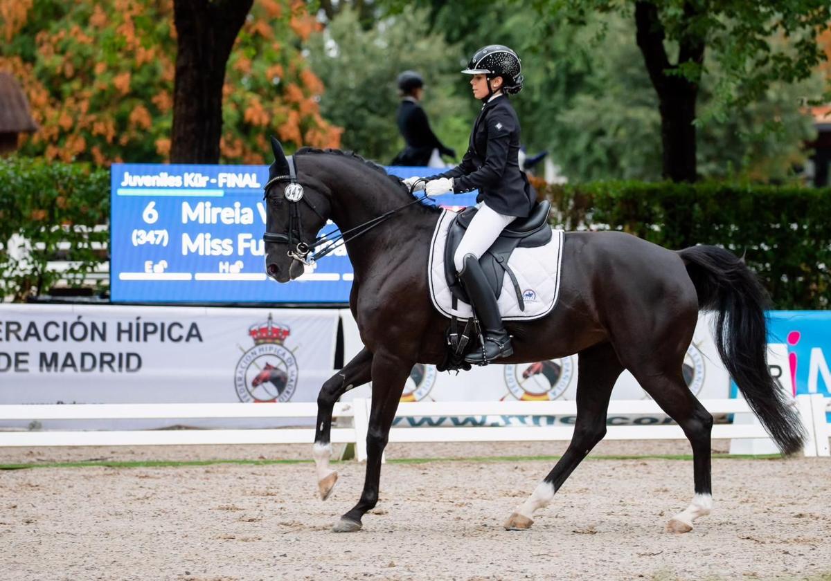 Mireia trota con su caballo.