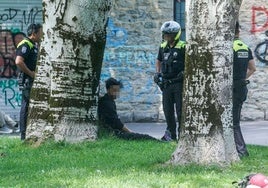 Agentes locales con un ladrón en el parque del Norte, en Vitoria.