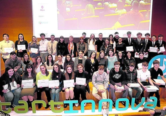 Los representantes de los diez grupos finalistas posan juntos al término de la ceremonia de entrega de premios de la undécima edición de STARTInnova.