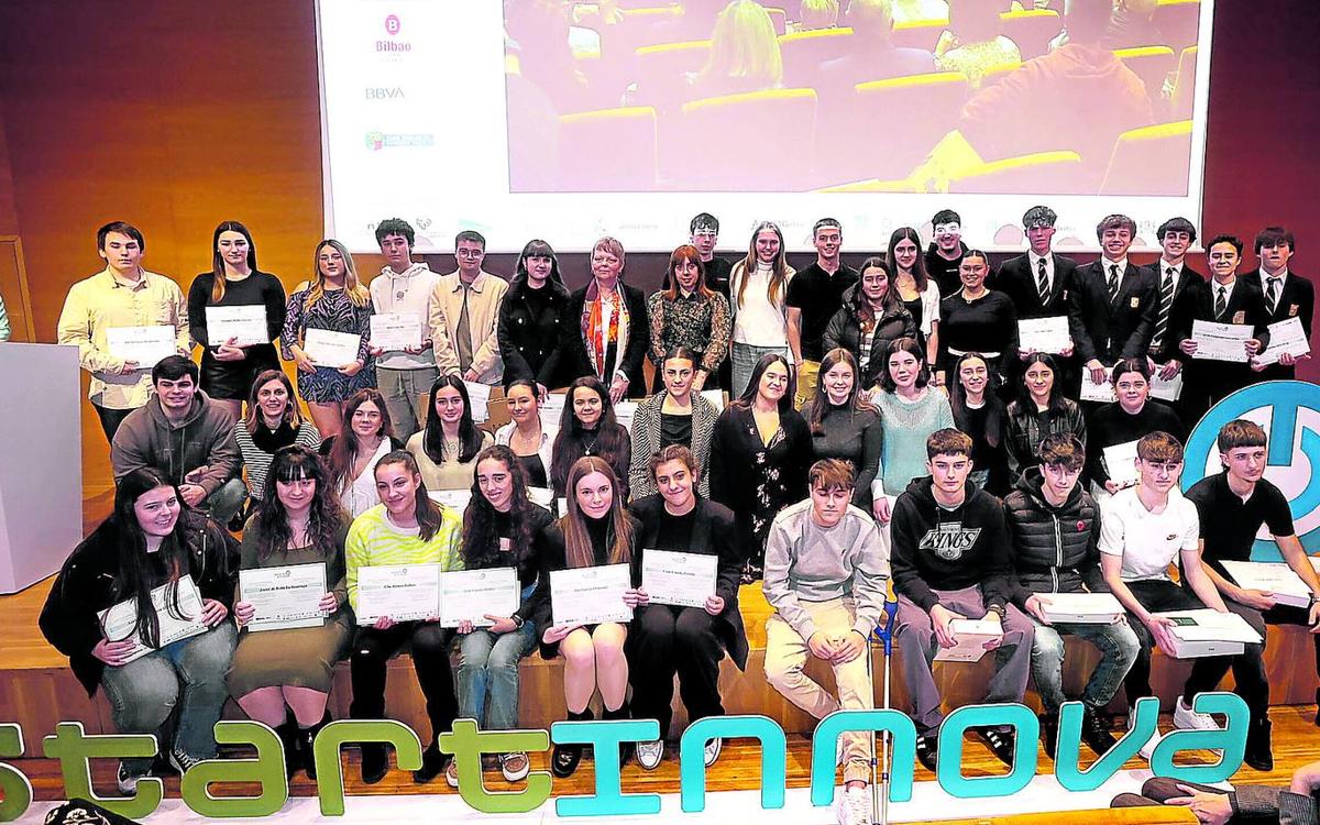 Los representantes de los diez grupos finalistas posan juntos al término de la ceremonia de entrega de premios de la undécima edición de STARTInnova.