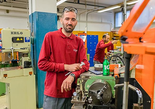 Abdelmounsef, junto a las máquinas del taller de Egibide.