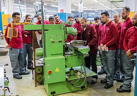 Estudiantes del curso de mecanizado siguen las explicaciones del profesor de Egibide Andrés Fernández