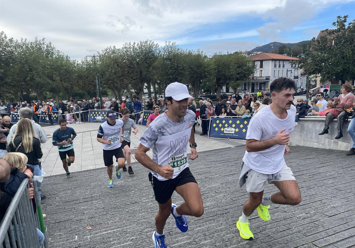 Varios participantes de la media maratón llegan a Hondarribia para finalizar la prueba.