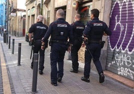 Cuatro agentes patrullan en una calle de Bilbao.