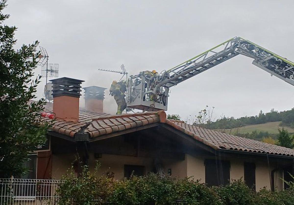 Actuación de los bomberos en el inmueble incendiado.