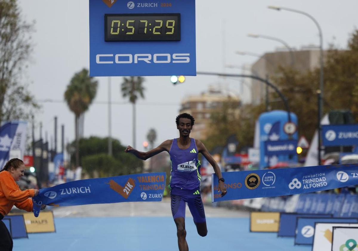 Kejelcha bate el récord del mundo de media maratón por un segundo de oro que vale un suculento premio