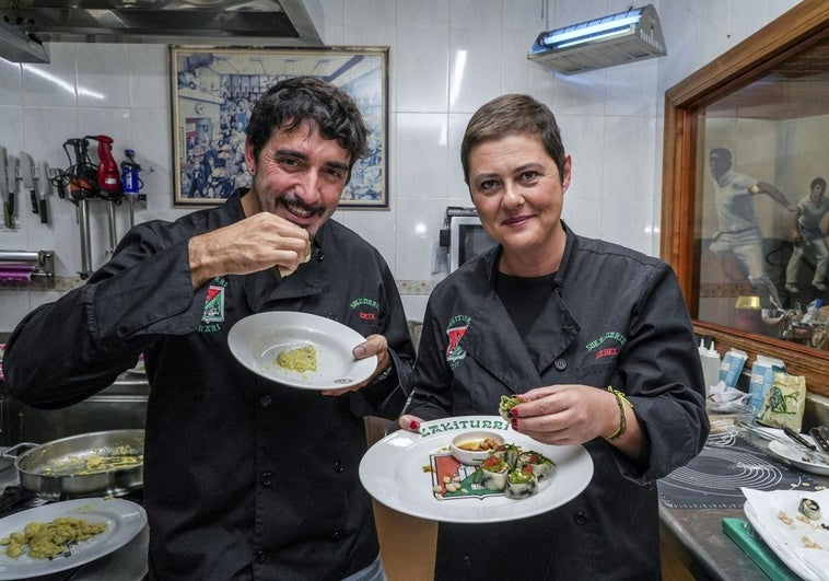 Borja Yrazu y Mabel Madariaga bromean con los condimentos en la cocina.