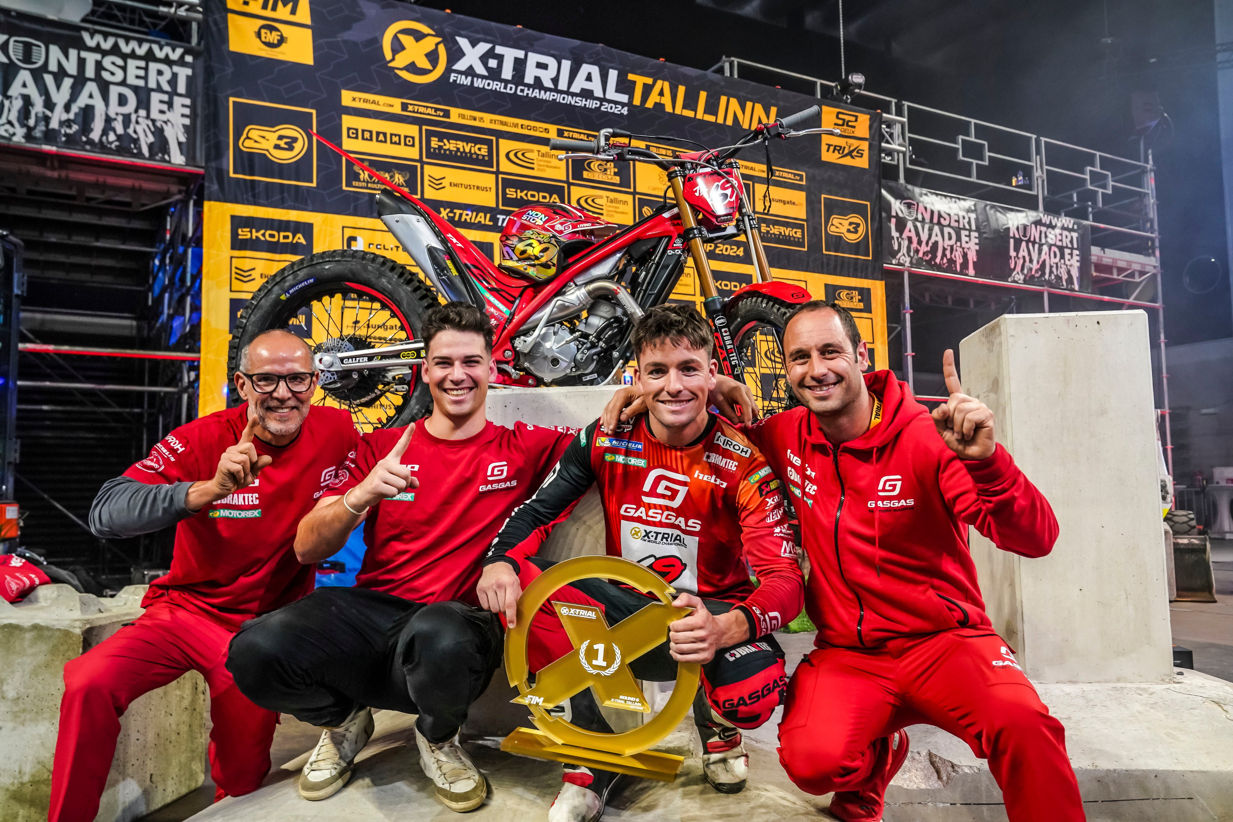 Jaime Busto, con varios miembros de su equipo tras la victoria en Tallín