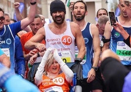 Colin Farrel y Emma Fogarty a su llegad a la meta del maratón Irish Life de Dublín