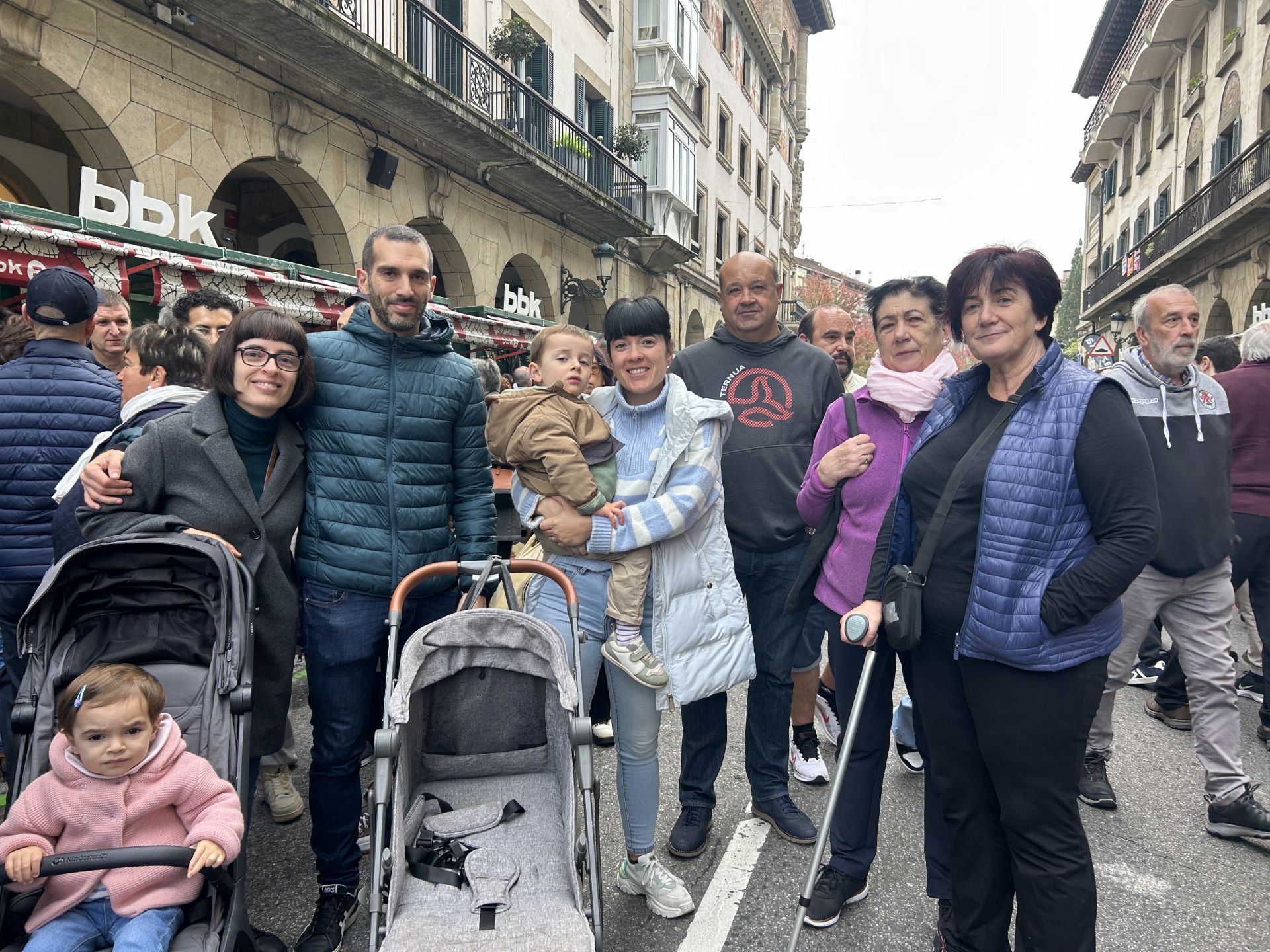 La familia Uribarri, al completo. Siempre que pueden, vienen todos juntos para disfrutar del Último Lunes. «Somos de aquí y para nosotros es la feria del año. Nos gusta mucho porque somos de caserío y todos los años que podemos nos animamos. Nos encanta ver los puestos, comprar quesos… Esto es lo más».