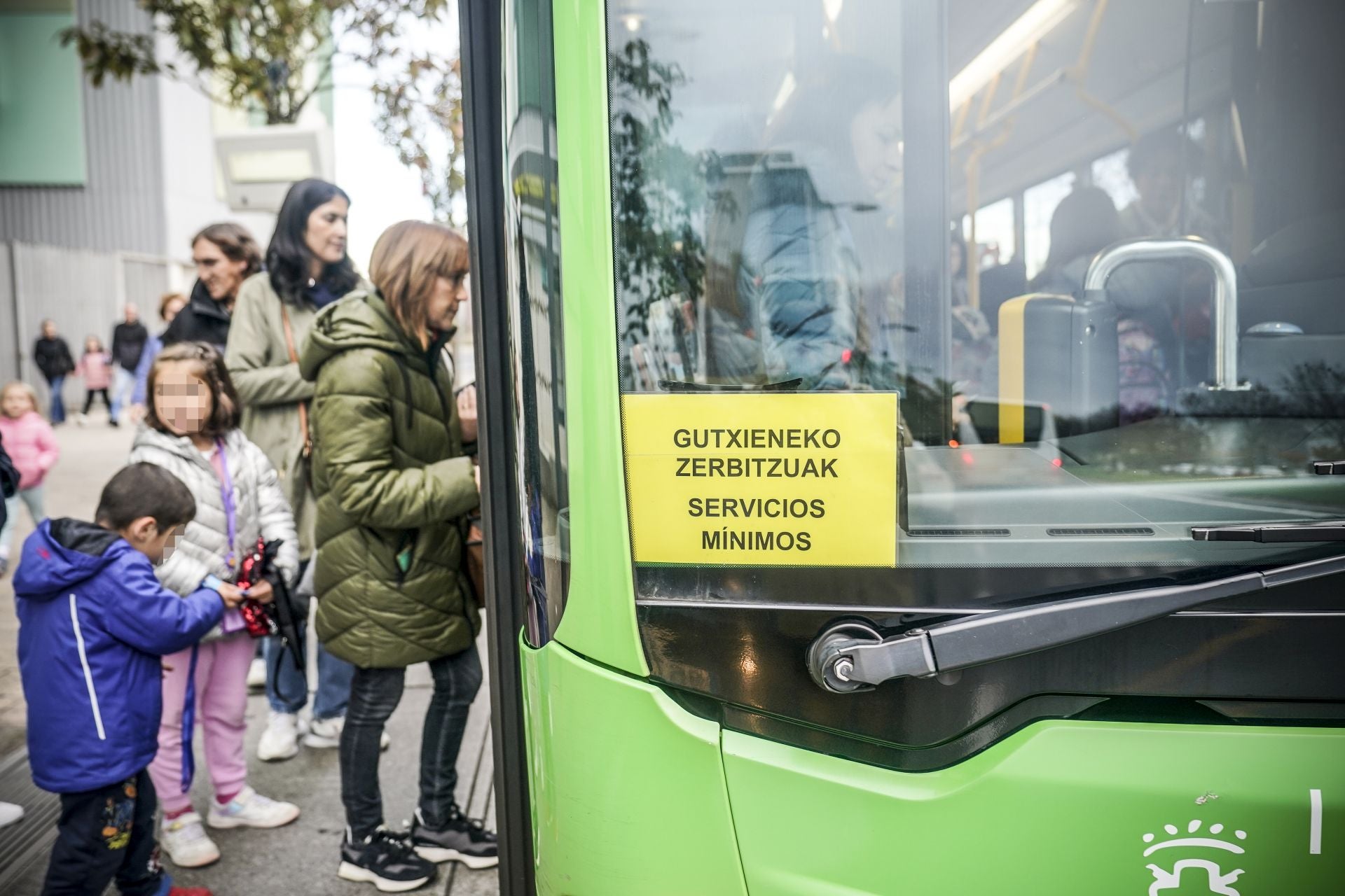 La huelga del transporte de viajeros en Álava, en imágenes