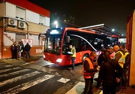 Los sindicatos informan de la huelga a los trabajadores de Bilbobus a primera hora de la mañana.