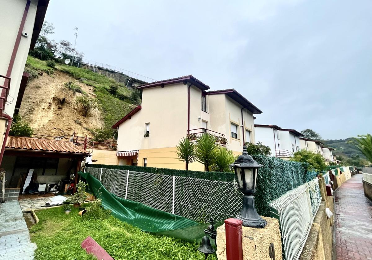 Las lluvias provocan un deslizamiento de tierra, afectando a dos chalets de la Urbanización Isuskiza, en Plentzia.