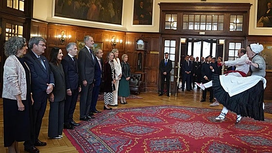 El Rey visita la Sociedad Bilbaina: «Estoy impresionado»