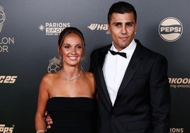 El Balón de Oro más romántico: Rodri lo recibe el día que cumple ocho años con su novia y se lo dedica