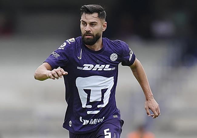 El defensa ejecuta un pase.