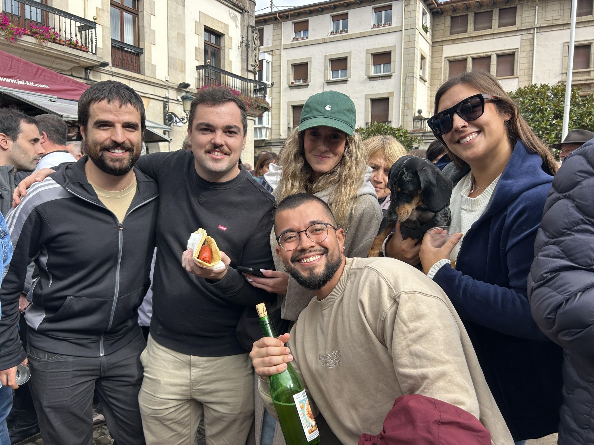 Alfonso, Iker, Eider, Iratxe y Joseph vienen de los alrededores. Y a la cita no podía faltar Pipa, su mascota. «Es un día súper chulo y con muy buen ambiente. A la perra la tenemos que llevar en brazos porque es muy pequeña, pero a tope con todo».