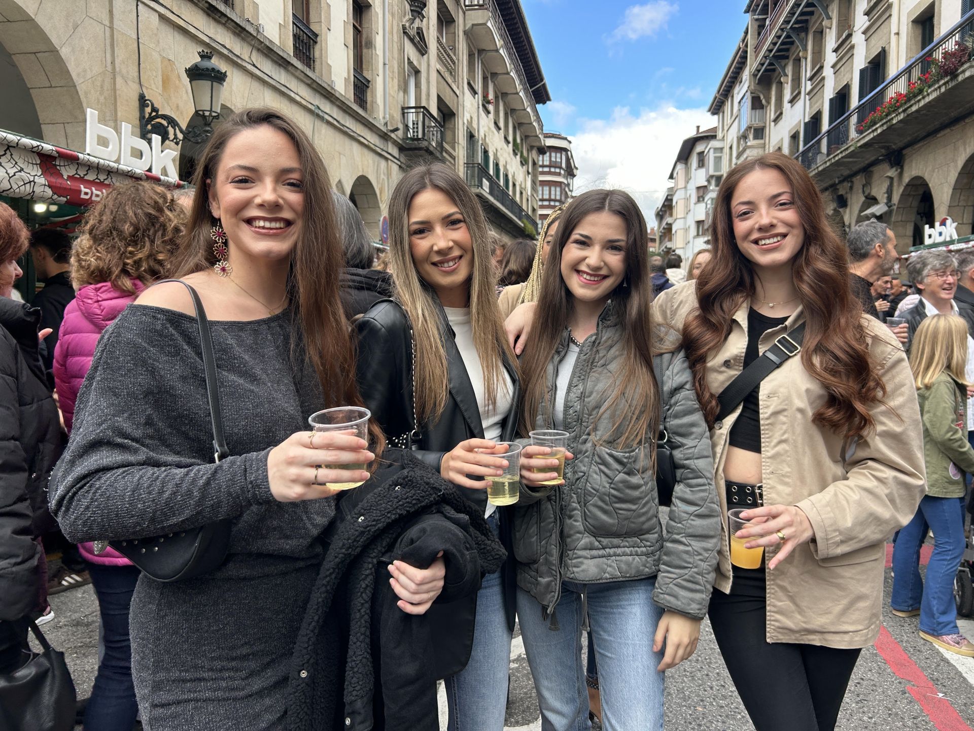 Saira, Ixone, Oihane, Olatz. De Gernika. «Nos encanta estar aquí, es uno de nuestros días favoritos del año. Lo vivimos como una tradición. Siempre venimos con ganas. Nos gusta recorrer los puestos y probar los productos. Es un día de cuadrilla».