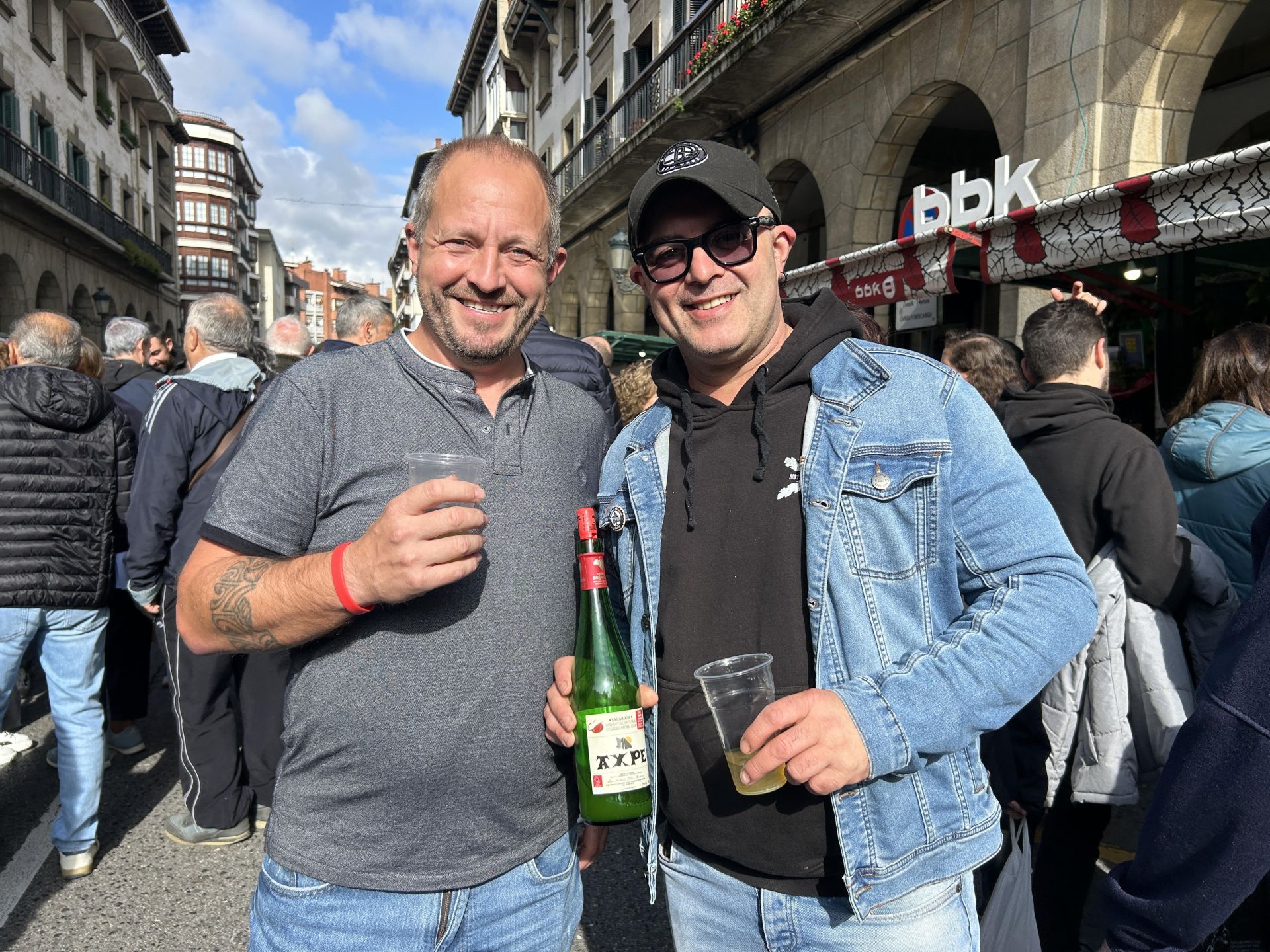 Gorka y Txema, amigos de Gernika, lo tienen claro: «Es el día más bonito de este pueblo. El ambiente, la gente, los productos, el buen tiempo… nos gusta todo. Siempre venimos con la cuadrilla a pasar el día y disfrutar del pintxopote. Para comer, el talo, que siempre va dentro del pack, y para beber no puede fallar la sidra; el txakoli es peleón», ríen.