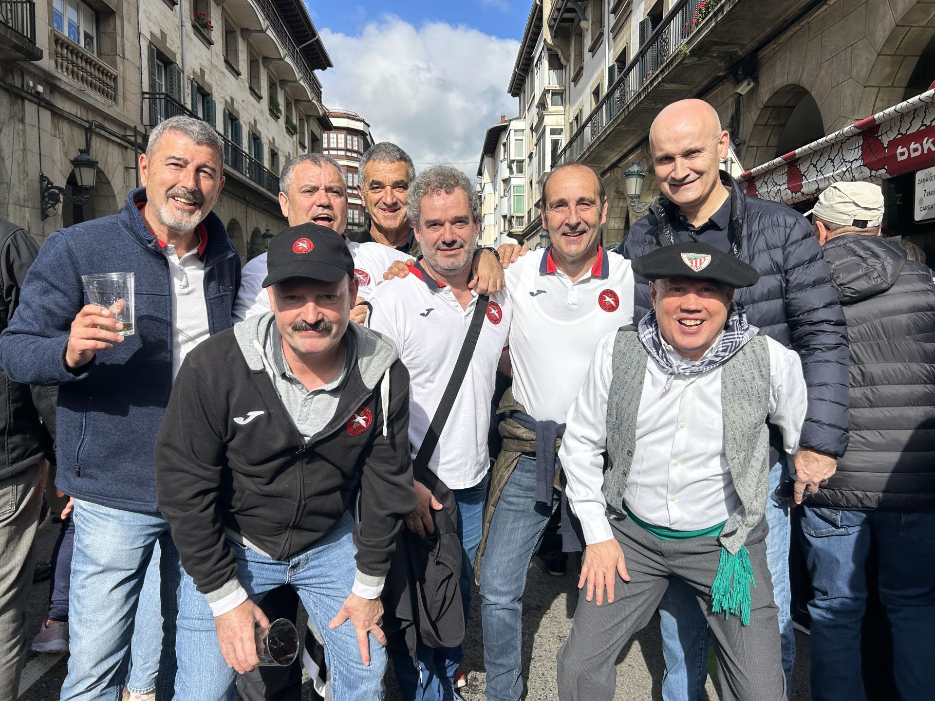 Cuadrilla Gautxori, de Gernika: «Somos amigos desde que tenemos seis años. La feria lo es todo. Deberíamos estar trabajando, pero tenemos el día libre. No se pide, lo cogemos directamente, porque no hay negociación posible», bromean. «Anécdotas tenemos muchas, pero no se pueden contar. Lo que pasa en el Último Lunes de Gernika, se queda en el Último Lunes de Gernika», aseguran.