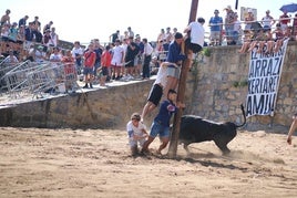 Una de las cuadrillas del Puerto Viejo participa en la fiesta popular