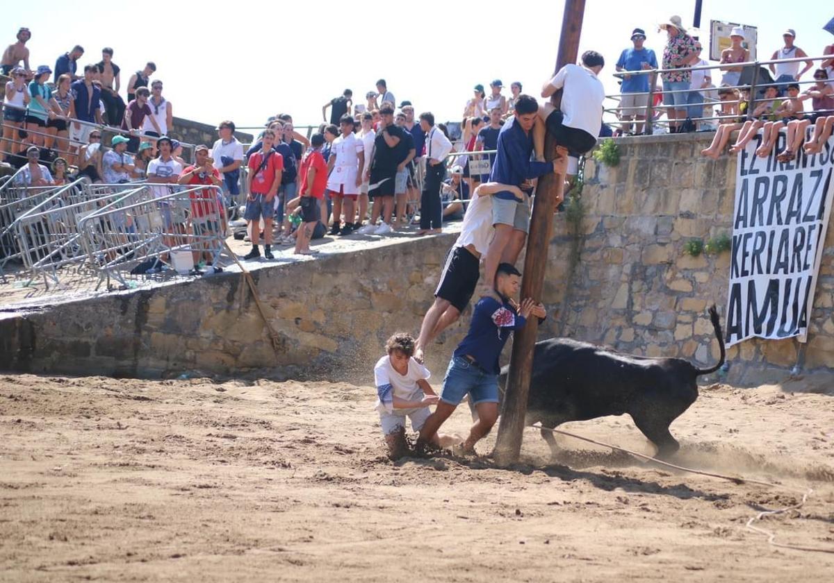 Una de las cuadrillas del Puerto Viejo participa en la fiesta popular