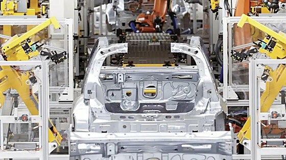La crisis de la automoción lleva a Volkswagen a cerrar tres fábricas en Alemania y a suprimir «decenas de miles» de empleos