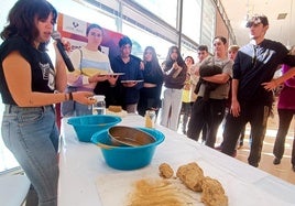 Escolares en un taller impartido el pasado año en el centro Clara Campoamor.