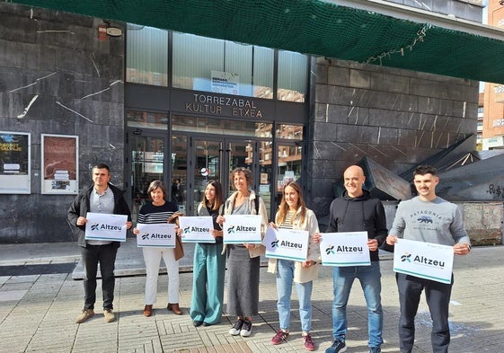 El alcalde de Galdakao, Iñigo Hernando, la jefa de Enfermería del ambulatorio, Nagore Aio, la responsable de Mugiment Dalda Baraiazarra, el concejal de Deportes Asier Korta y el representante de Mugikon, Mikel Urban, entre otros.