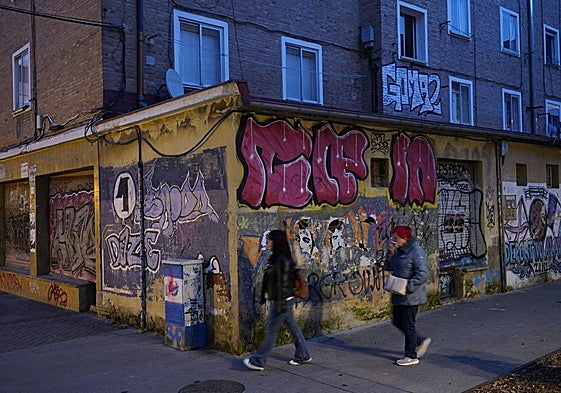 Grafitis emborronan una fachada de un edificio de Ariznabarra.