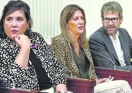 El exalcalde Urtaran, la diputada foral Saray Zárate (en el centro) y Jone Berriozabal, favorita para presidir el futuro ABB.