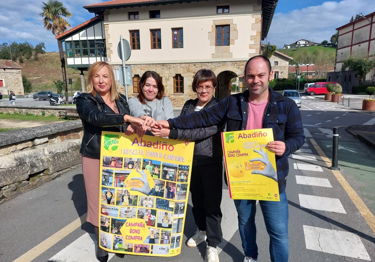 La teniente de alcalde, Edurne Maguregi (AIB), la presidenta de la Asociación de comerciantes de Abadiño (AME), Amaia Barandalla, la secretaria del colectivo, Lorea Iriondo, y el alcalde de Abadiño, Mikel Urrutia (EH Bildu) presentaron la campaña.