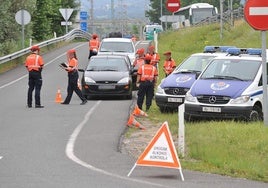 Control de la Ertzaintza en una carretera alavesa.