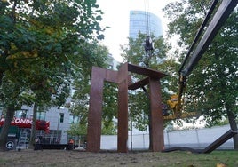 La escultura que homenajea a las víctimas ya luce en Bilbao