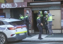 Operativo conjunto de la Policía Local y la Policía Nacional el pasado viernes en la lonja okupada de la calle Cruz Blanca.