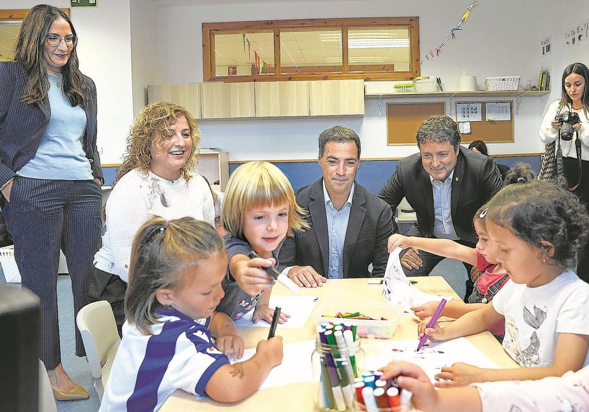 La consejera de Educación, Begoña Pedrosa, junto con el lehendakari, Imanol Pradales, durante una visita a un centro escolar a principio de curso.