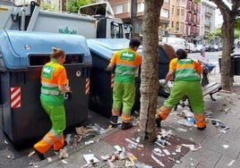 Empleados del servicio de recogida de basura en una imagen de archivo en Gran Vía.