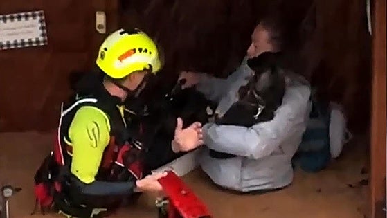 Las imágenes de una gota fría brutal: el emocionante rescate de una mujer sus mascotas, puentes destrozados, conductores atrapados...