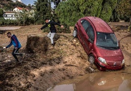 Un coche arrastrado por la DANA.