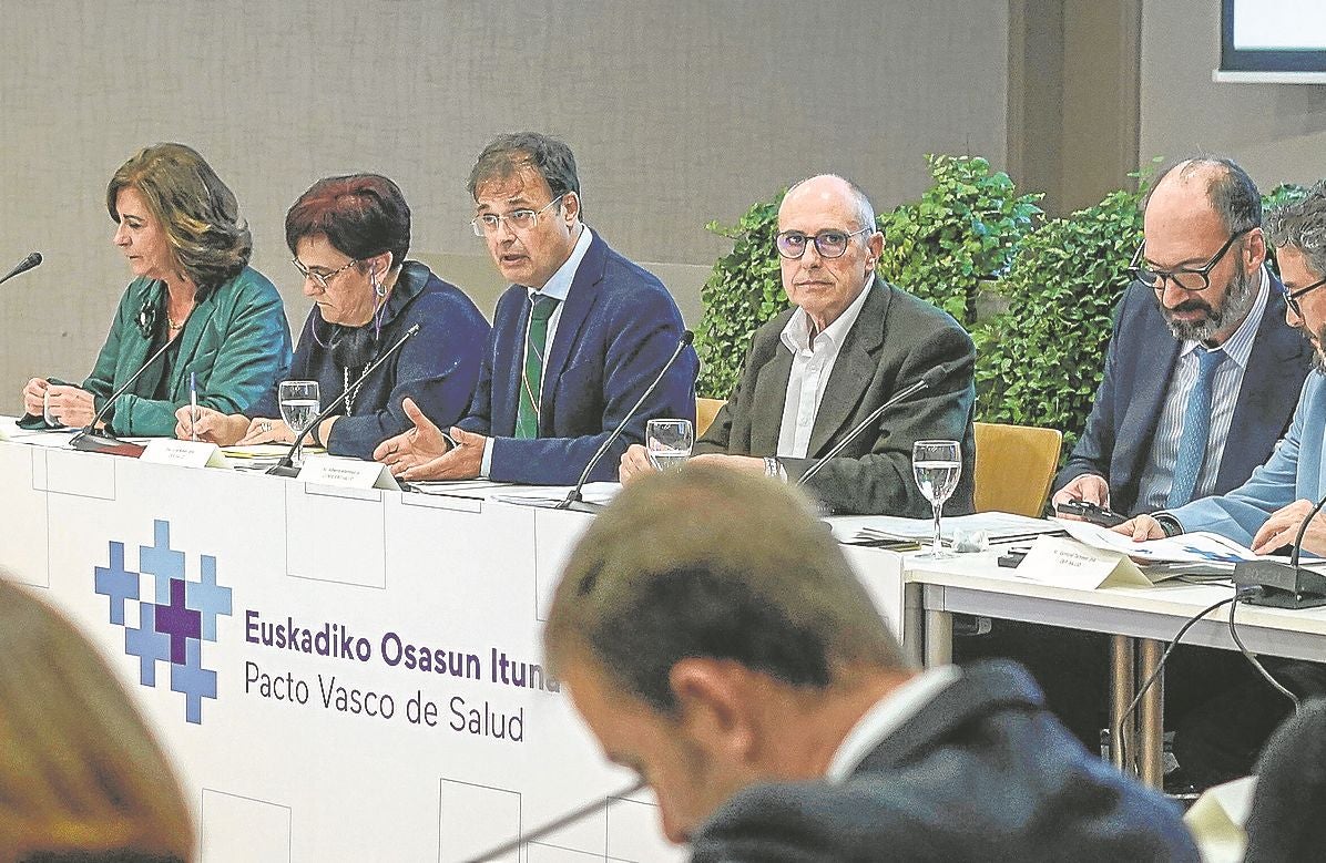 Un momento de la reunión del Pacto Vasco de Salud celebrada ayer en Vitoria.