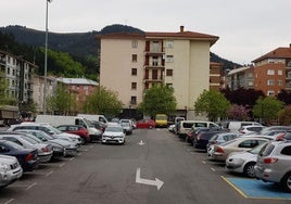 El parking de la escuela de FP, uno de los pocos existentes en Llodio.